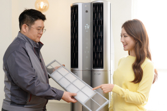 LG전자가 오는 18일부터 'LG 휘센 에어컨 자가·사전점검' 서비스를 시작한다. 서비스 엔지니어가 제품을 사전 점검해주고 있는 모습. <LG전자 제공>